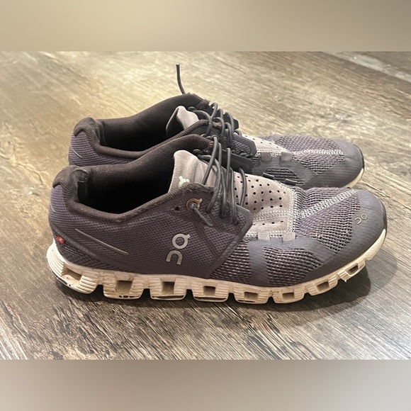 FINAL PRICE Ladies On Cloud Athletic Shoes - Picture 4 of 8